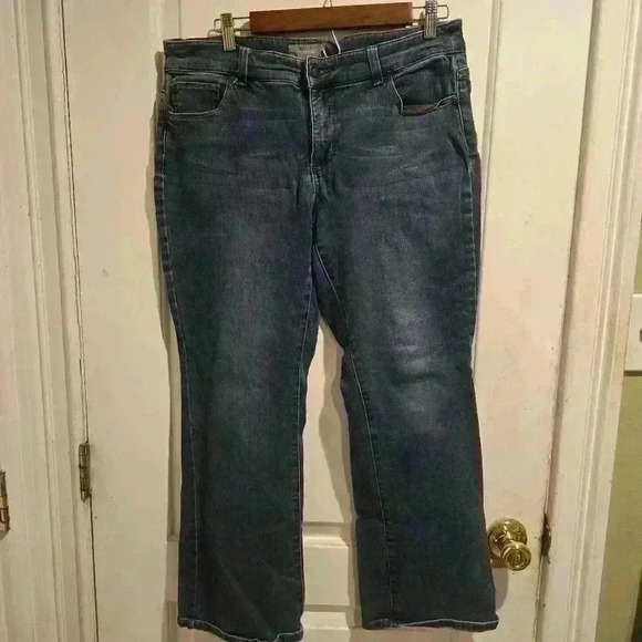 P7010 chico's so slimming  medium wash size  1.5 /32in short - Picture 2 of 9